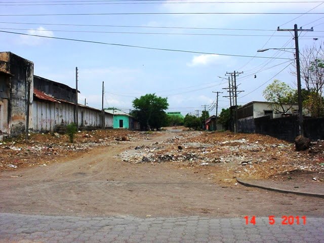 Calle convertda en basurero, costado norte de la antigua desmotadora Santa Emilia